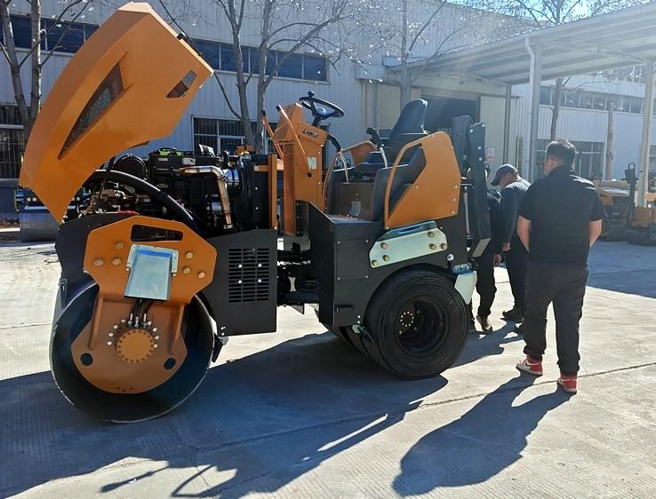 3月18日，哈薩克斯坦客戶來廠體驗考察5噸膠輪壓路機
